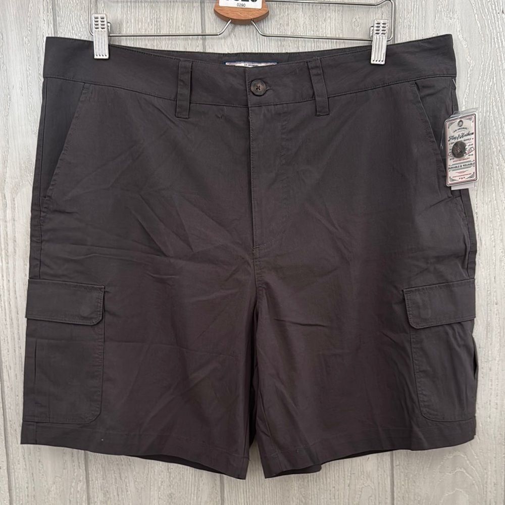NWT Men’s cargo shorts size 36, dark gray shorts